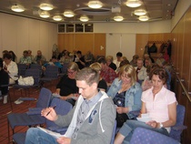 Piknik-risteilyllä kesällä 2014. Kaikki keskittyneitä bingon peluuseen.